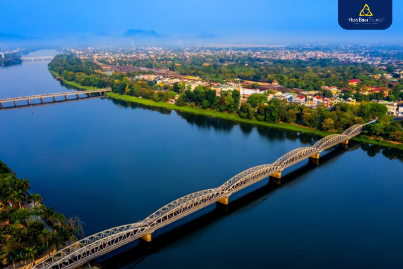 Các món ăn đặc sản Huế như bánh lọc, nem lụi, chả tôm được bày biện hấp dẫn cho buổi picnic trên Đồi Vọng Cảnh Huế.